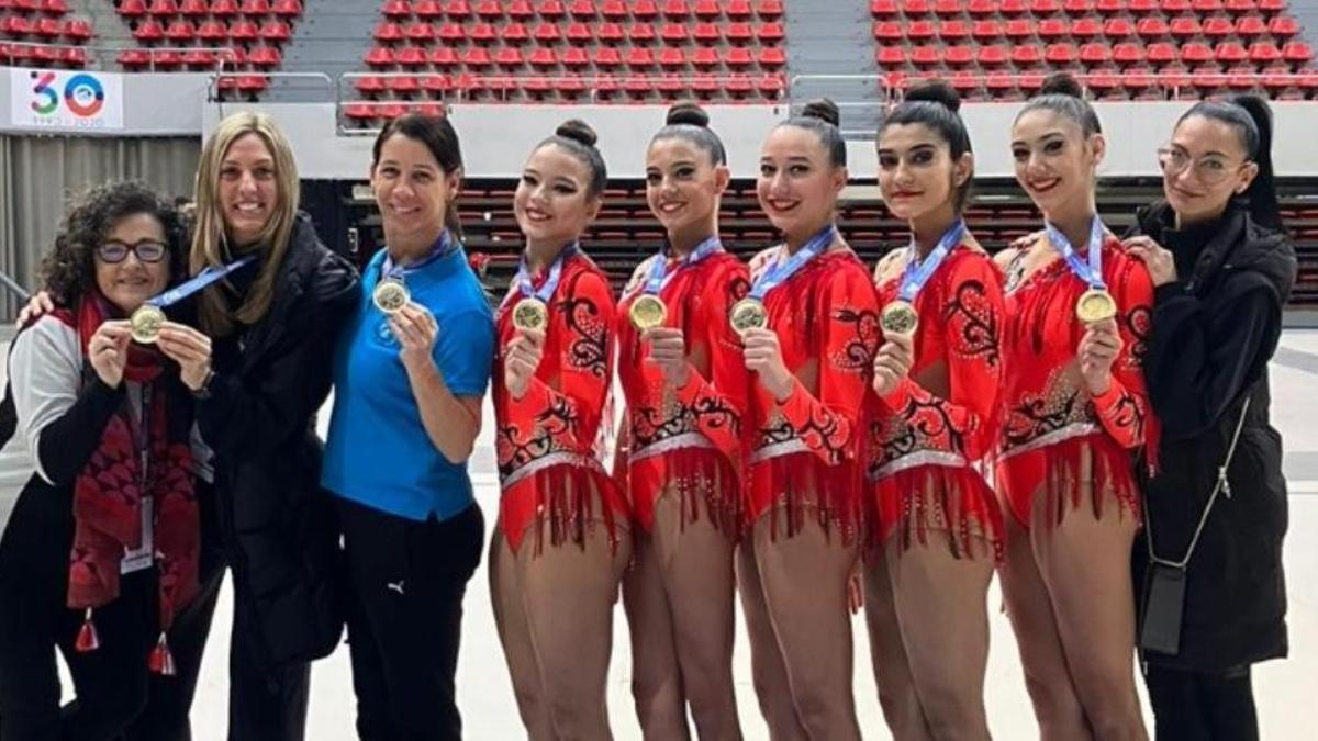 Las gimnastas del Liceo júnior, junto a sus entrenadoras y miembros de la junta directiva del club.