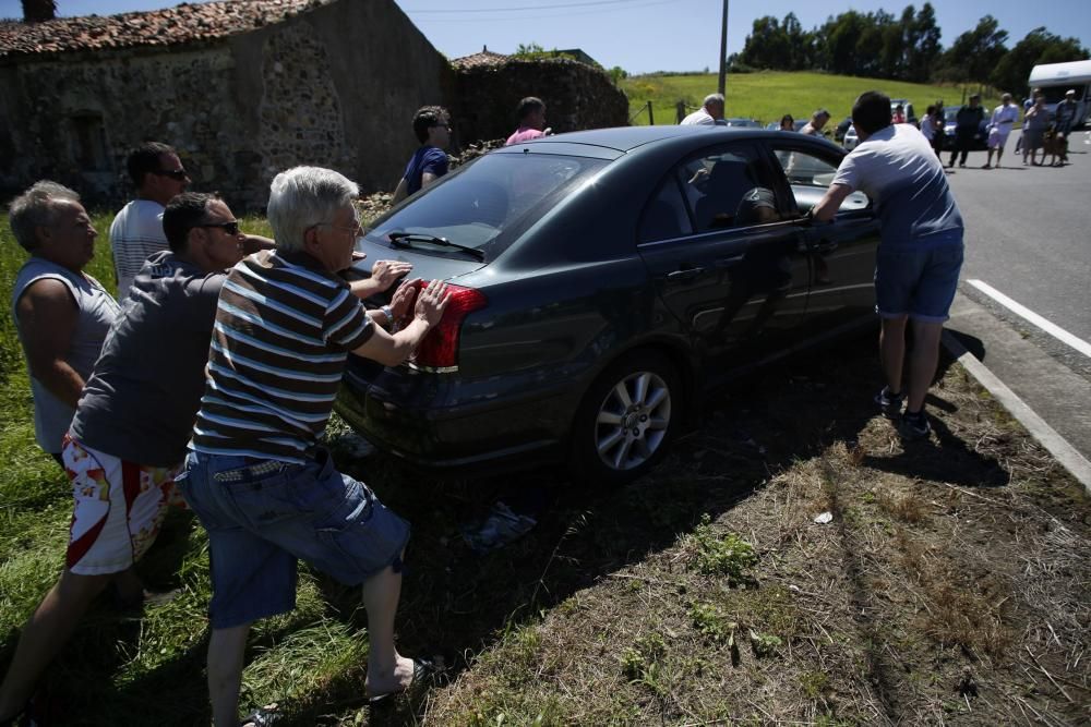 Concentración de los vecinos de Bayas, en Castrillón, contra la presencia de perros en la playa