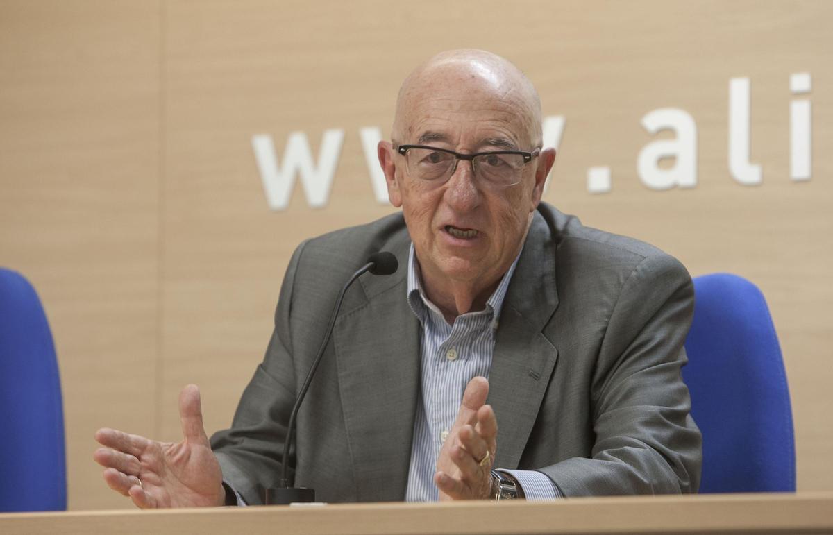 Julio de España, durante una comparecencia en la sede provincial del PP, en la década pasada.