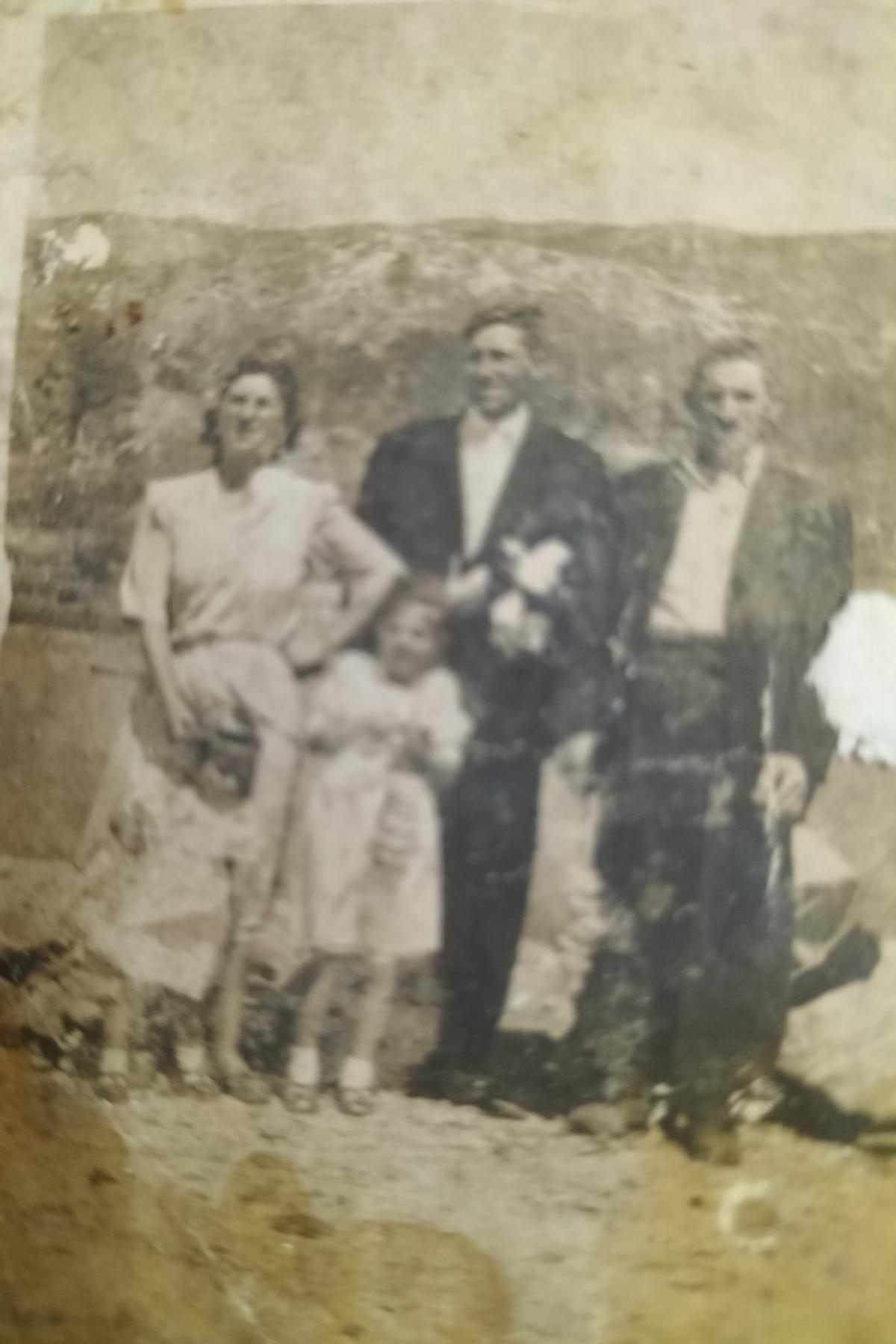 Emilia Alves, abuela de Daniel Costas y madre de Maribel Currás, que murió el año pasado, junto a su padre Francisco, otro amigo portugués y la tía del edil Lucía.