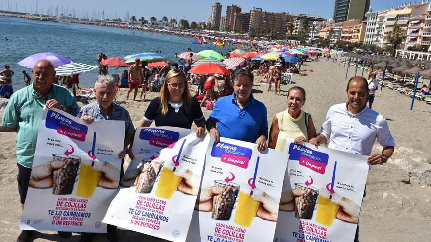 Cualquiera que entregue un vaso lleno de colillas en un chiringuito recibirá una bebida -refresco o cerveza-.