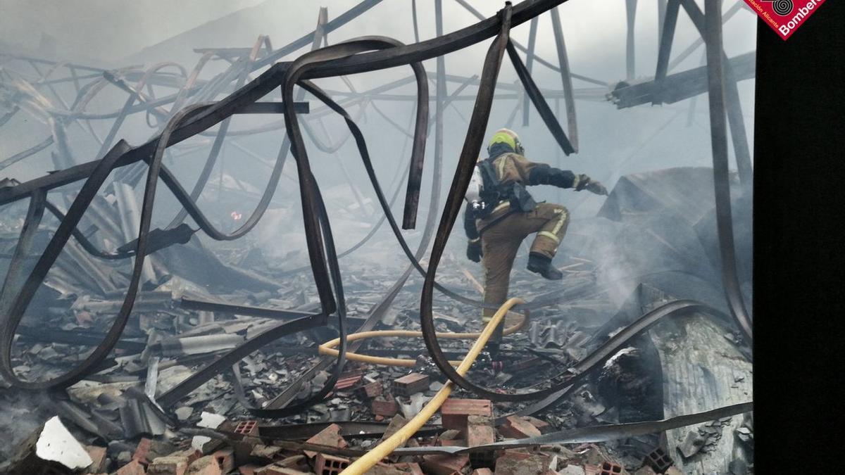 Incendio en una turronera de Xixona