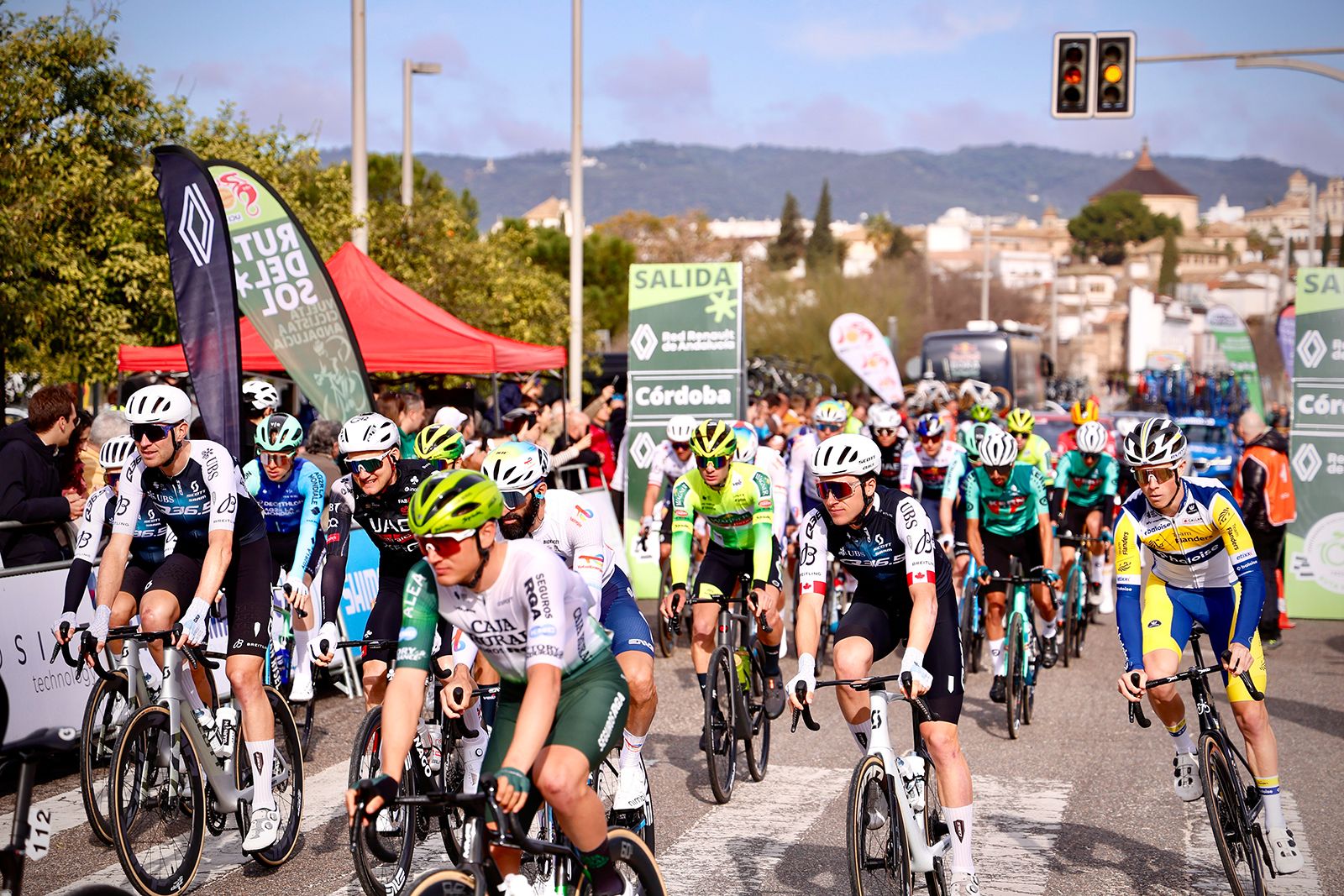La salida de la etapa de Córdoba de la Vuelta a Andalucía en imágenes