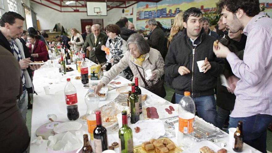 Miembros y amigos de las hermandades locales, ayer, en la merienda para despedir la Semana Santa.