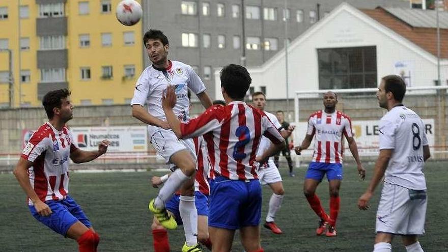 Héctor Nespral despeja el balón ante la presencia de Alonso y Álex durante el partido de ayer en el Nuevo Nalón.