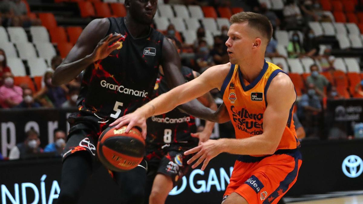 Partido entre el Valencia Basket y el Gran Canaria . Torneo Ciutat de València