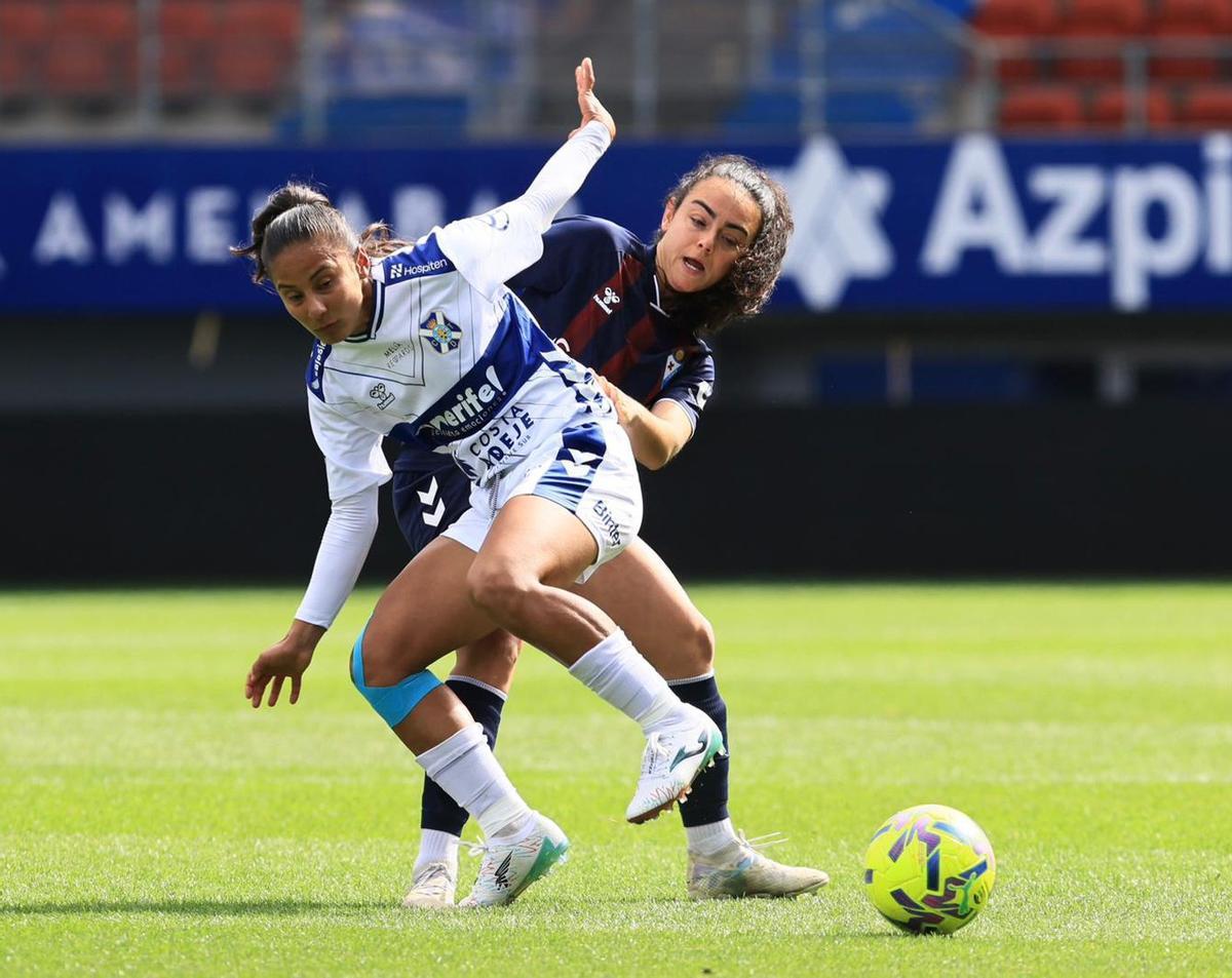 Yerliane Moreno pugna con una jugadora del Eibar en un lance del partido del viernes. |
