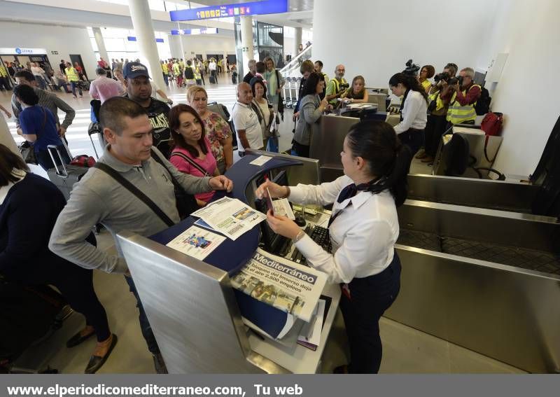 GALERÍA DE FOTOS -- Primer vuelo comercial en el aeropuerto de Castellón