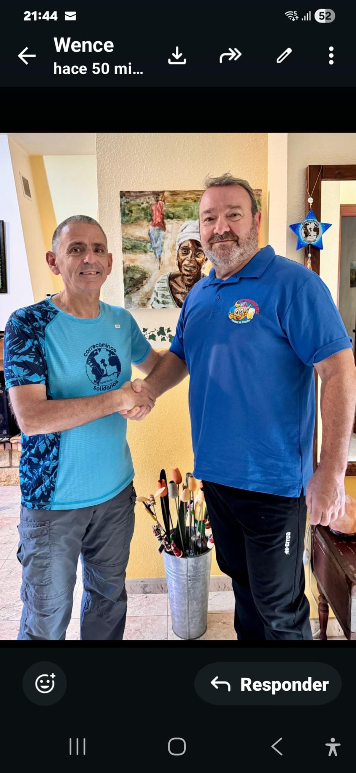 El presidente de la ONG –izquierda– con un miembro de Esc@dinabos.