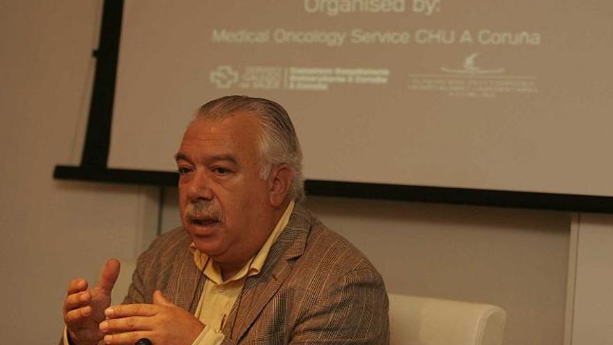 El director del Servicio de Oncología Luis Antón Aparicio. / eduardo vicente