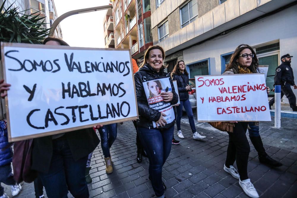 Docenas de padres secundan la protesta contra el decreto de Marzà del modelo educativo en Torrevieja y reclaman su derogación en una prortesta que ha recorrido las calles de la ciudad