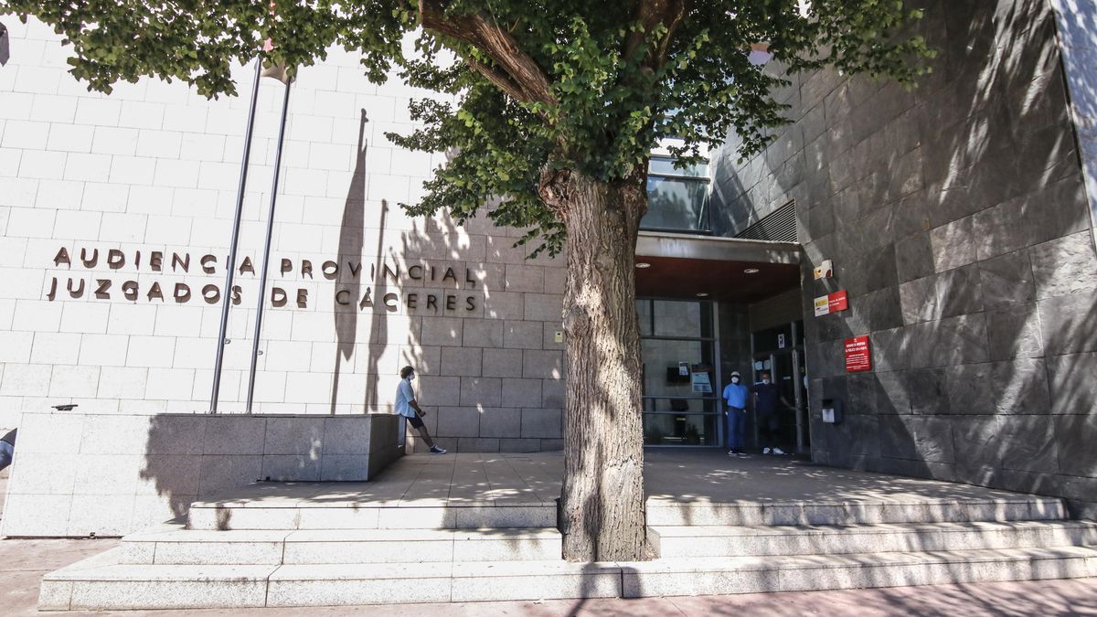 Entrada a la Audiencia Provincial de Cáceres.