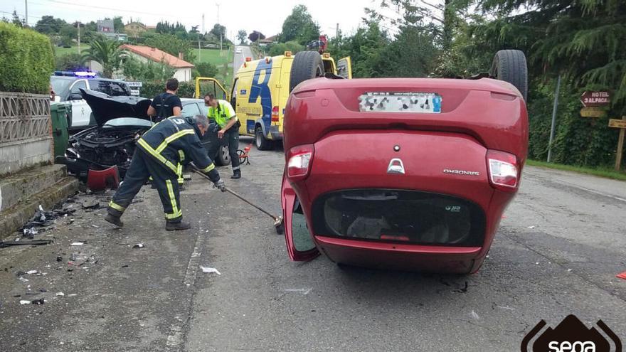 Dos heridos en un espectacular accidente en Villaviciosa