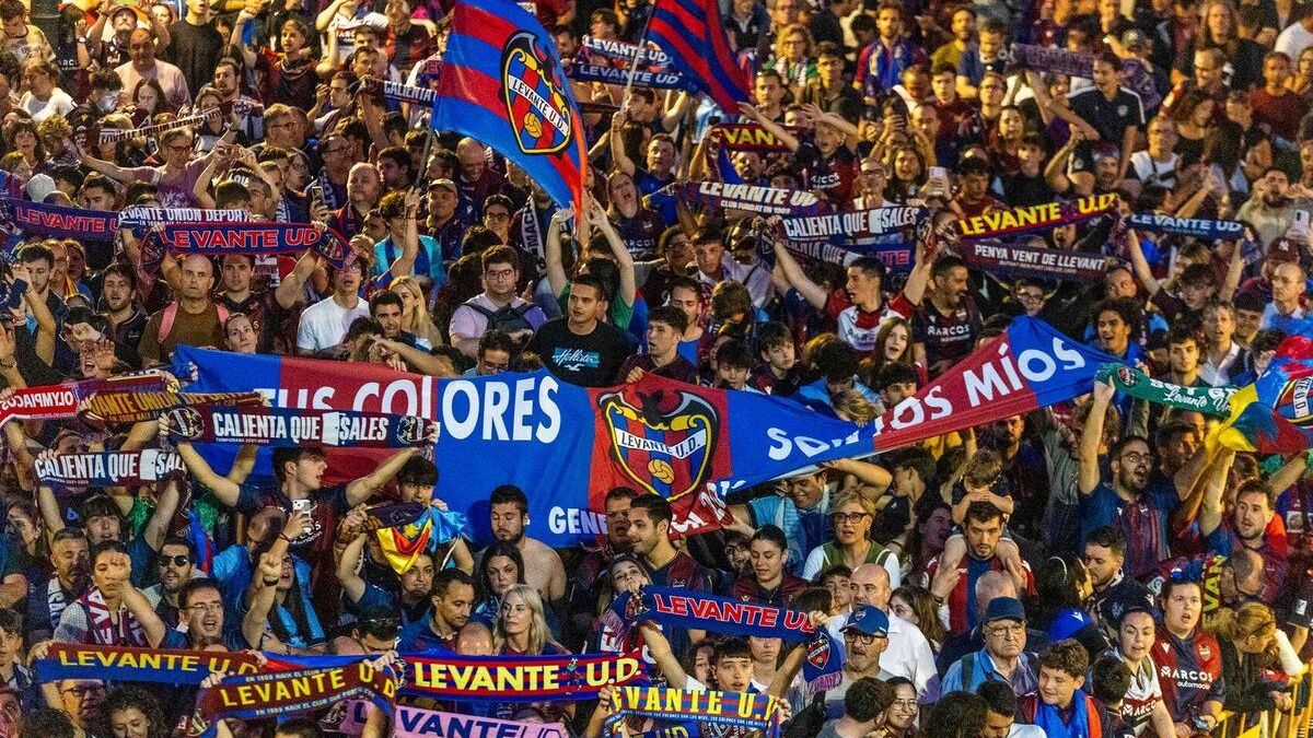 Los aficionados levantinistas celebrando el ascenso a Primera División