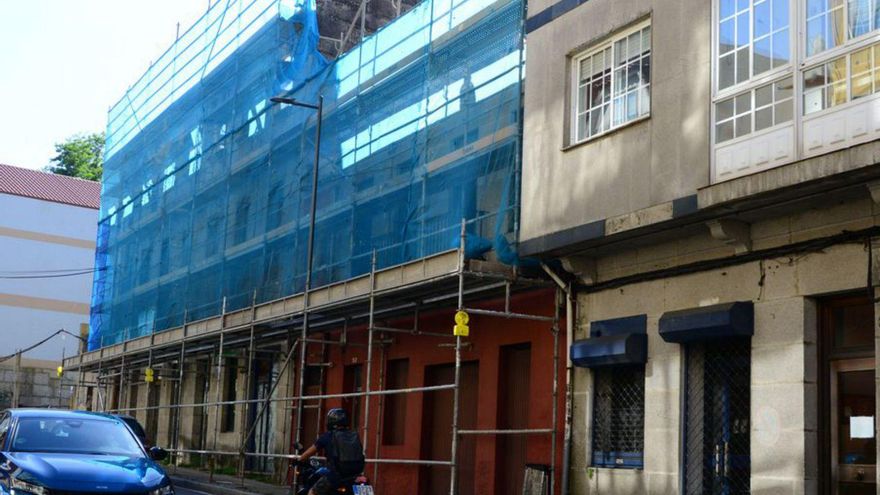 Inician el derribo para levantar un edificio de 26 viviendas en Moaña