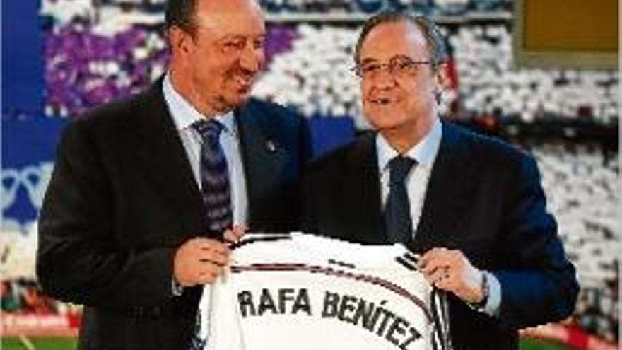 Rafa Benítez i Florentino Pérez, ahir durant la presentació.