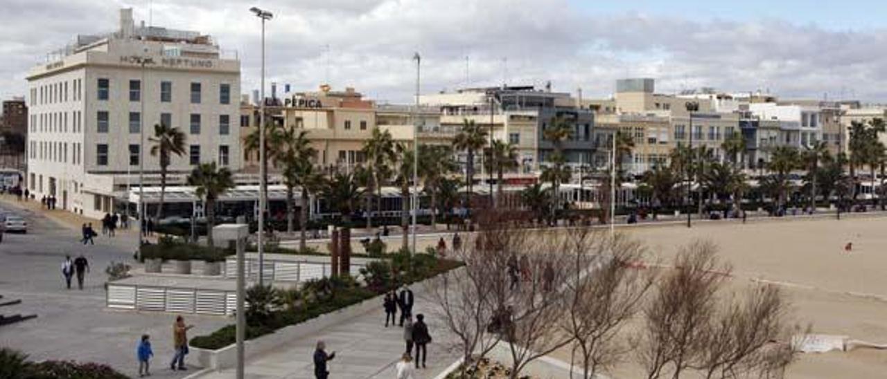 El dueño del club de playa reconvertirá un edificio del paseo marítimo en hotel