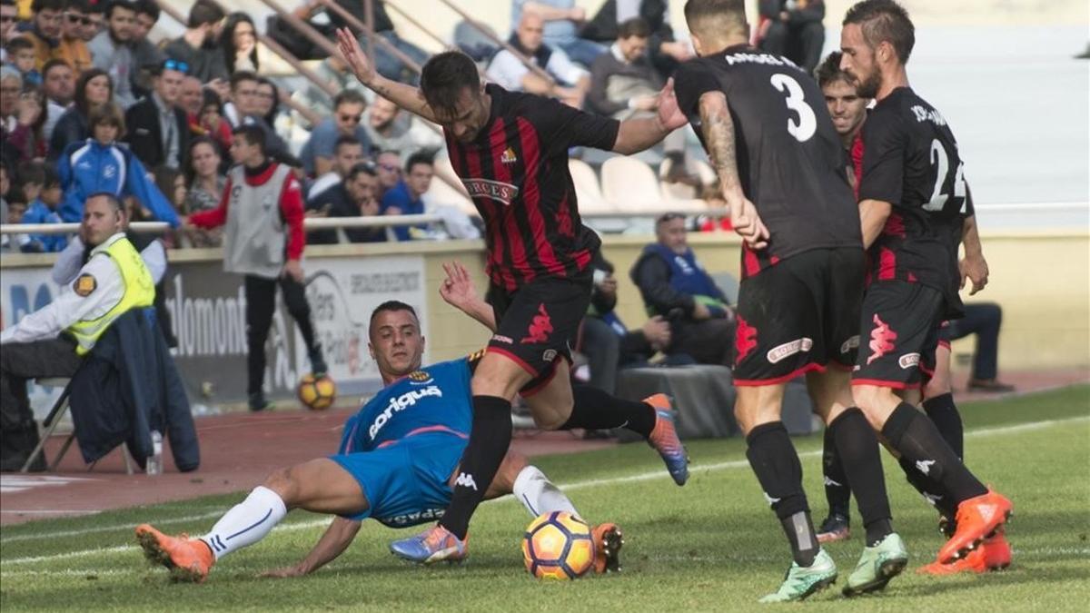 Una acción del partido entre el Reus y el Nàstic.