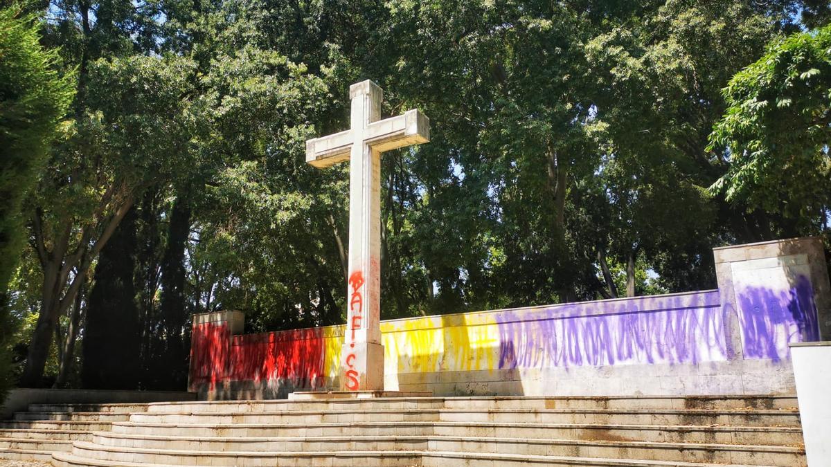 Así ha amanecido este domingo la cruz del Ribalta, símbolo religioso que será retirado de forma inminente por el Ayuntamiento de Castelló.