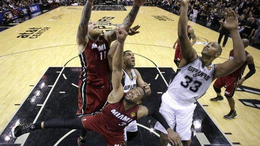 James se lesiona en la primera victoria de los Spurs ante los Heat (110-95)