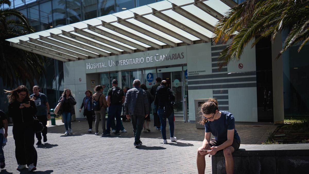 Pacientes a las afueras del edificio de Actividades Ambulatorias del Hospital Universitario de Canarias.