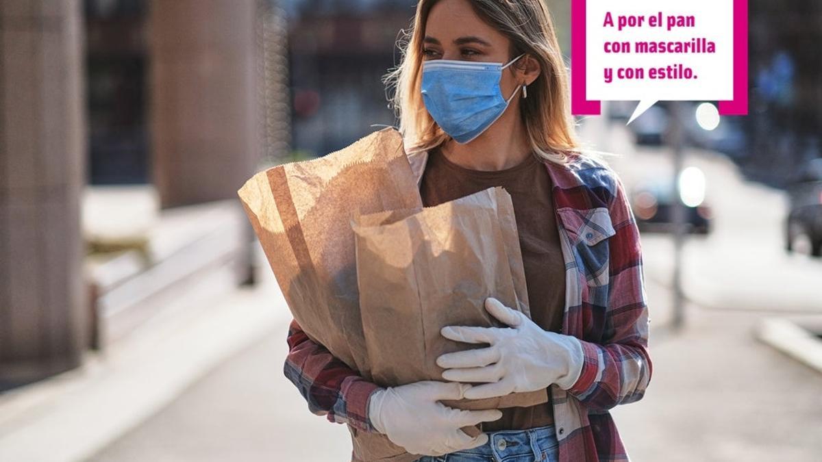 Chica con mascarilla por la calle