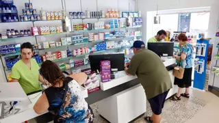 Las farmacias cobrarán la deuda de "forma inmediata" y suspenden la huelga
