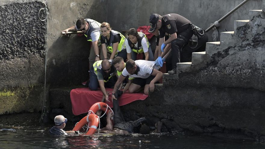 Un cayuco vuelca al llegar al puerto de La Restinga (El Hierro)