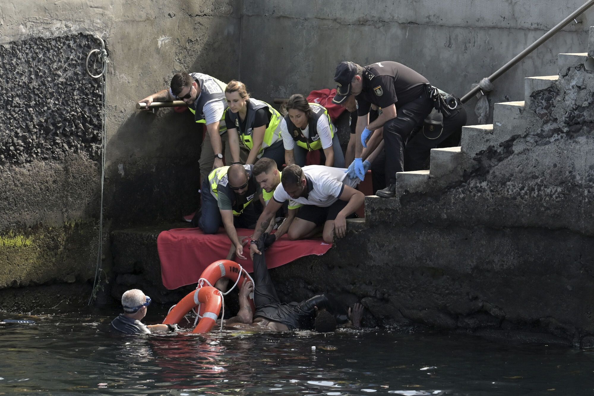 Un cayuco vuelca al llegar al puerto de La Restinga (El Hierro)