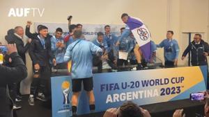 ¡Se desató la locura! La selección de Uruguay gana el Mundial Sub-20 y entró en la rueda de prensa para celebrarlo..