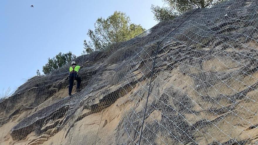 Las obras de protección de un talud obligan al corte parcial de la carretera A-333 en Iznájar