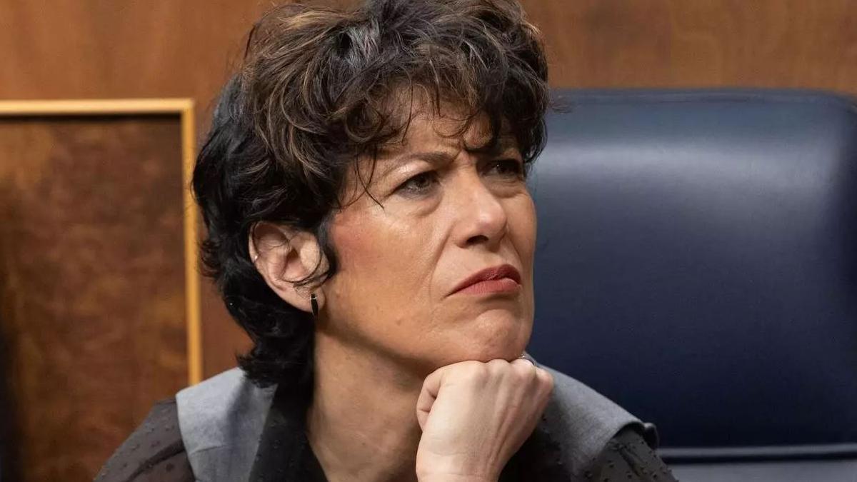 La ministra de Inclusión, Seguridad Social y Migraciones, Elma Saiz, durante una sesión plenaria en el Congreso de los Diputados.