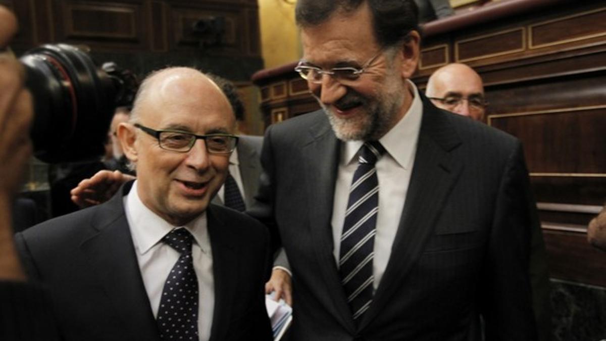 Cristóbal Montoro (izquierda) y Mariano Rajoy, este martes, en el Congreso.