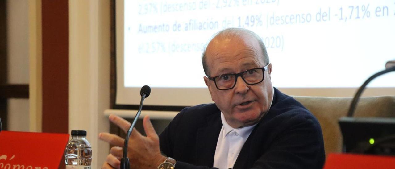 El catedrático de Análisis Económico de la Universidad de Zaragoza, Marcos Sanso, en la presentación del informe