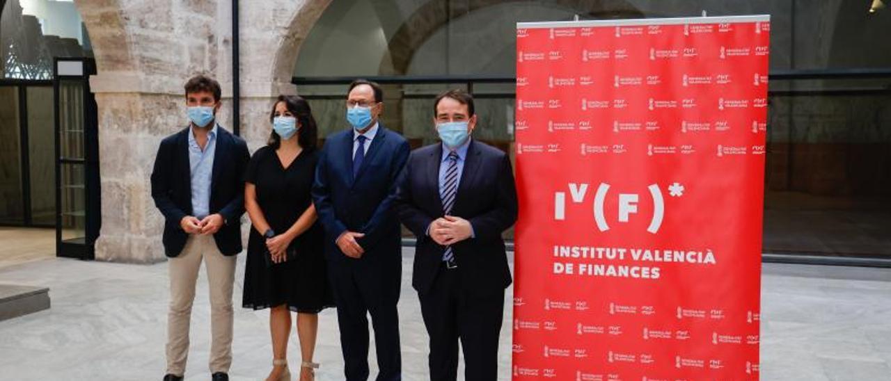 Manuel Illueca, director del IVF, primero por la derecha y a su lado, Vicent Soler, ayer. | FERNANDO BUSTAMANTE