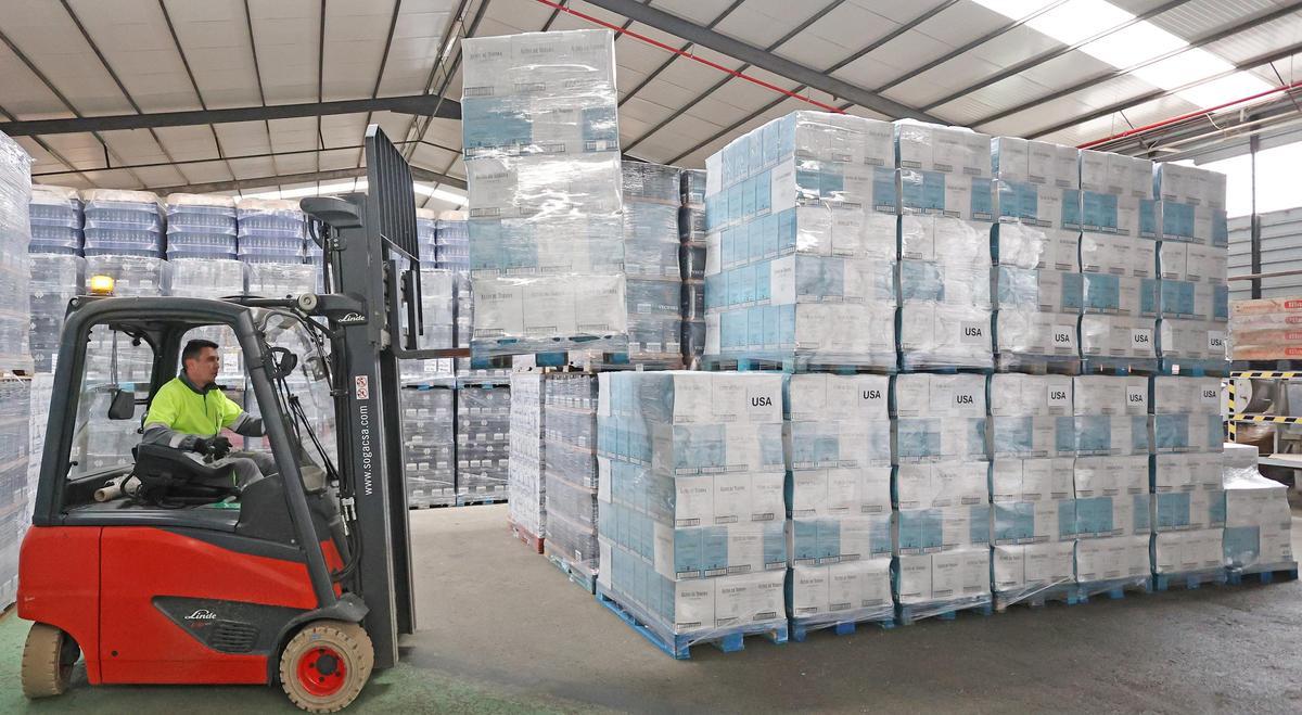 Los palés con cajas de botellas de vino de la bodega "Altos de Torona", destinados a USA y que se almacenan en Disgobe