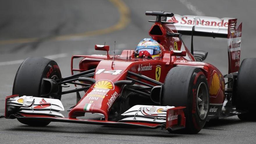 Alonso pilota su Ferrari en el GP de Mónaco.