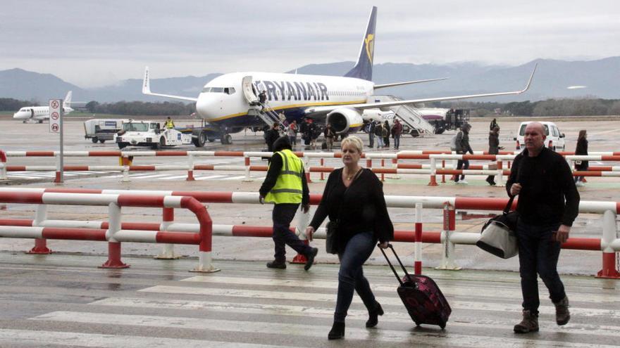 Turistes arribant a l&#039;aeroport Girona-Costa Brava en un vol de la companyia irlandesa de baix cost Ryanair, arxiu
