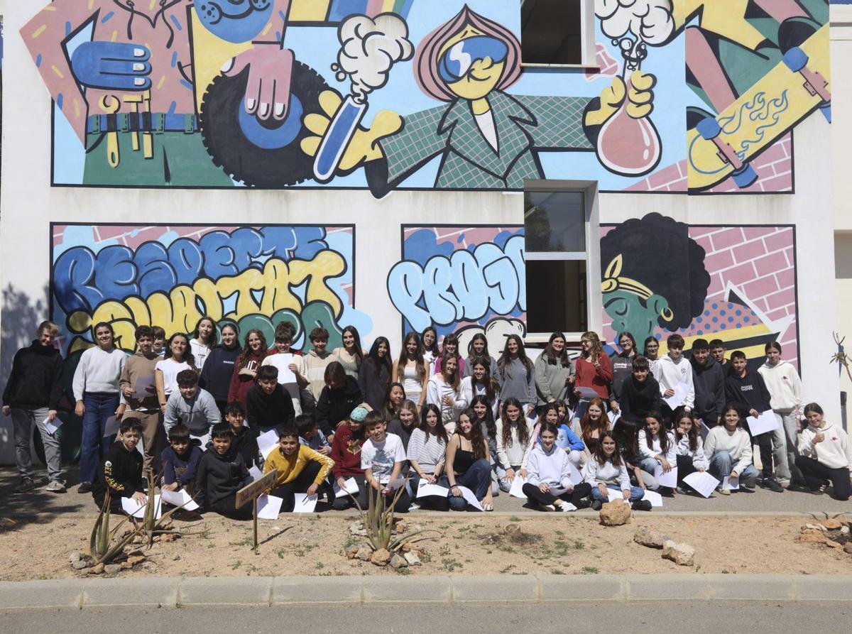 Tots els alumnes de ambdós centres davant d'un mural.
