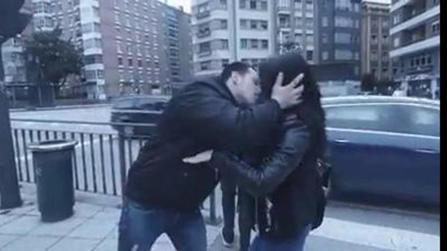 Un joven roba besos en Oviedo y lo graba para colgarlo en internet