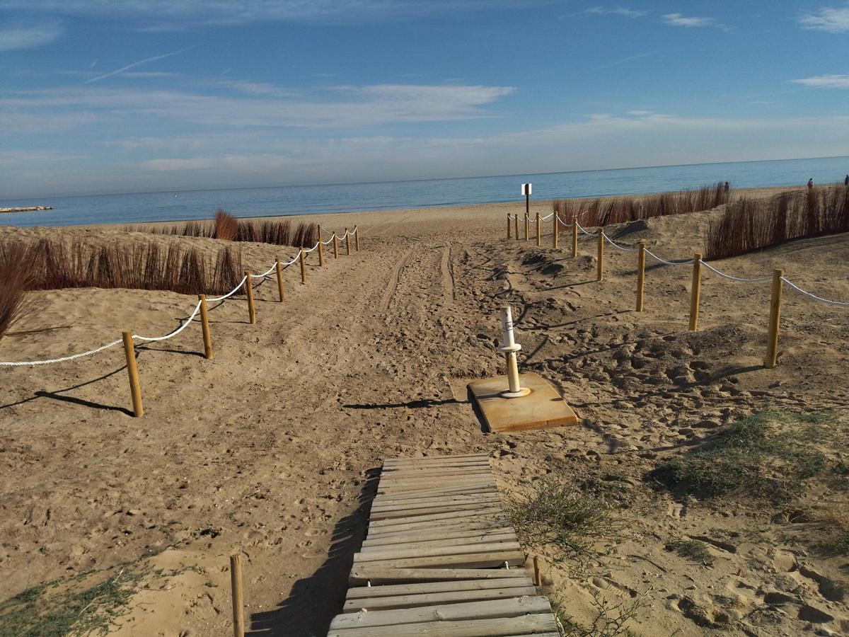 Uno de los accesos entre las dunas a la regenerada playa