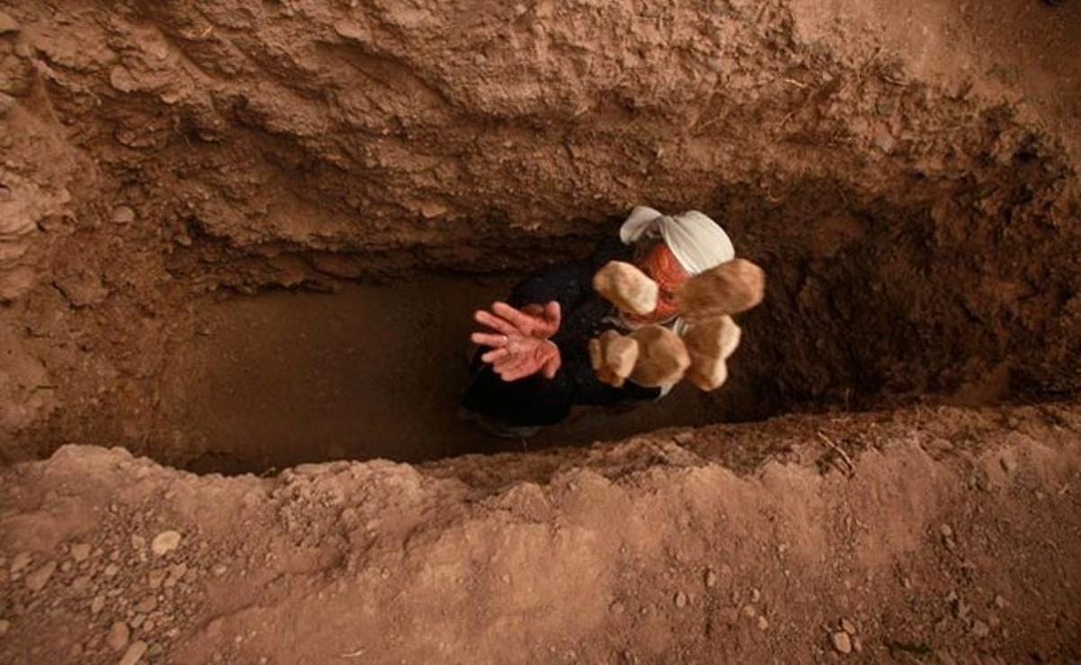 Un home prepara la tomba de Hassan al-Hora, mort en un combat entre forces governamentals i partidaris de l’oposició a Sanà, Iemen.