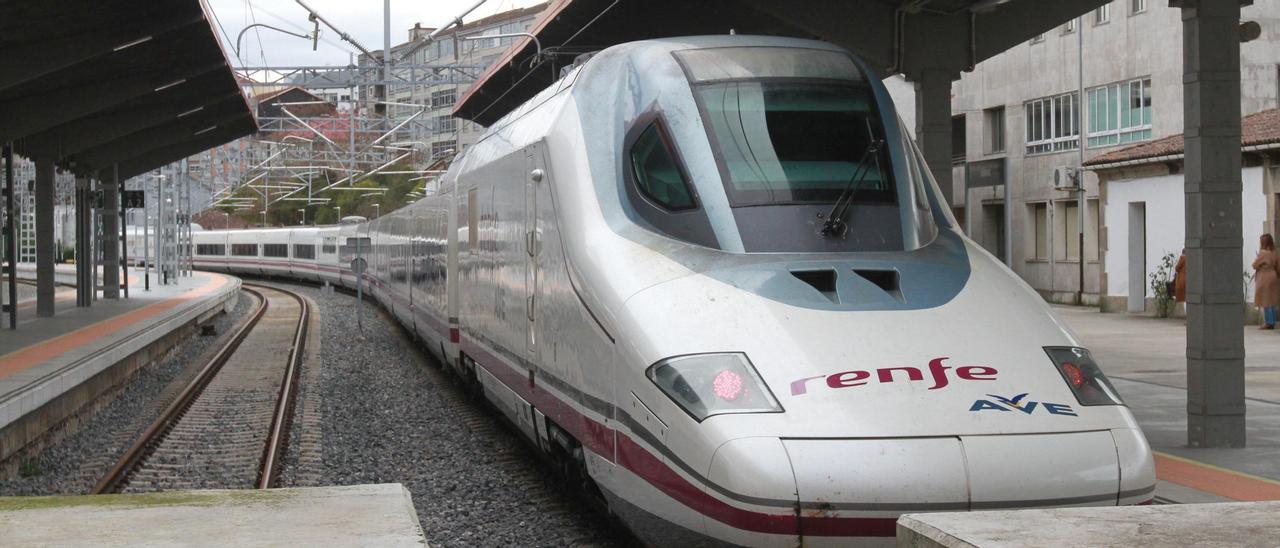 Tren AVE en la estación de Ourense