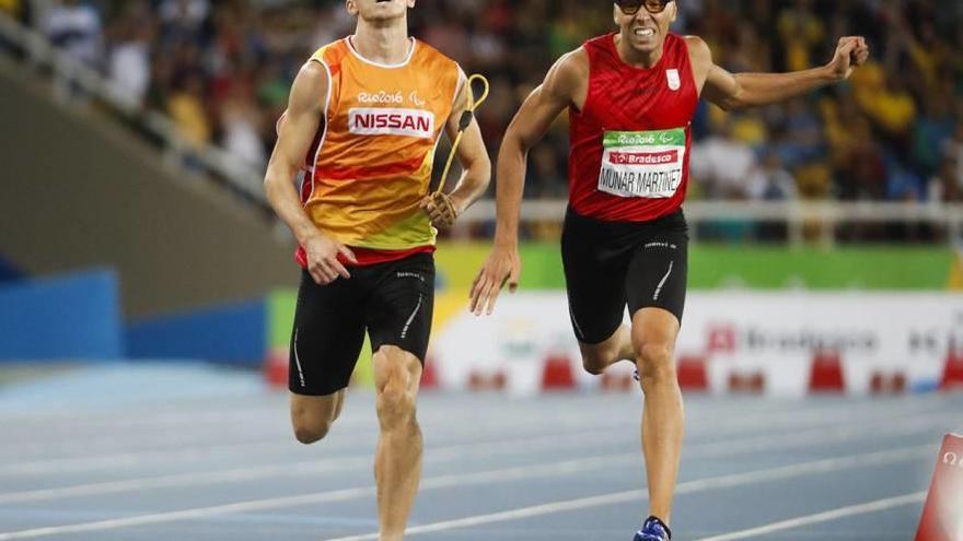 El guía Juan Enrique Vallés y el atleta mallorquín Joan Munar.