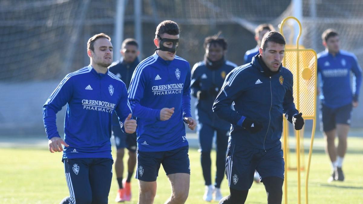 La plantilla del Zaragoza, durante el entrenamiento del lunes