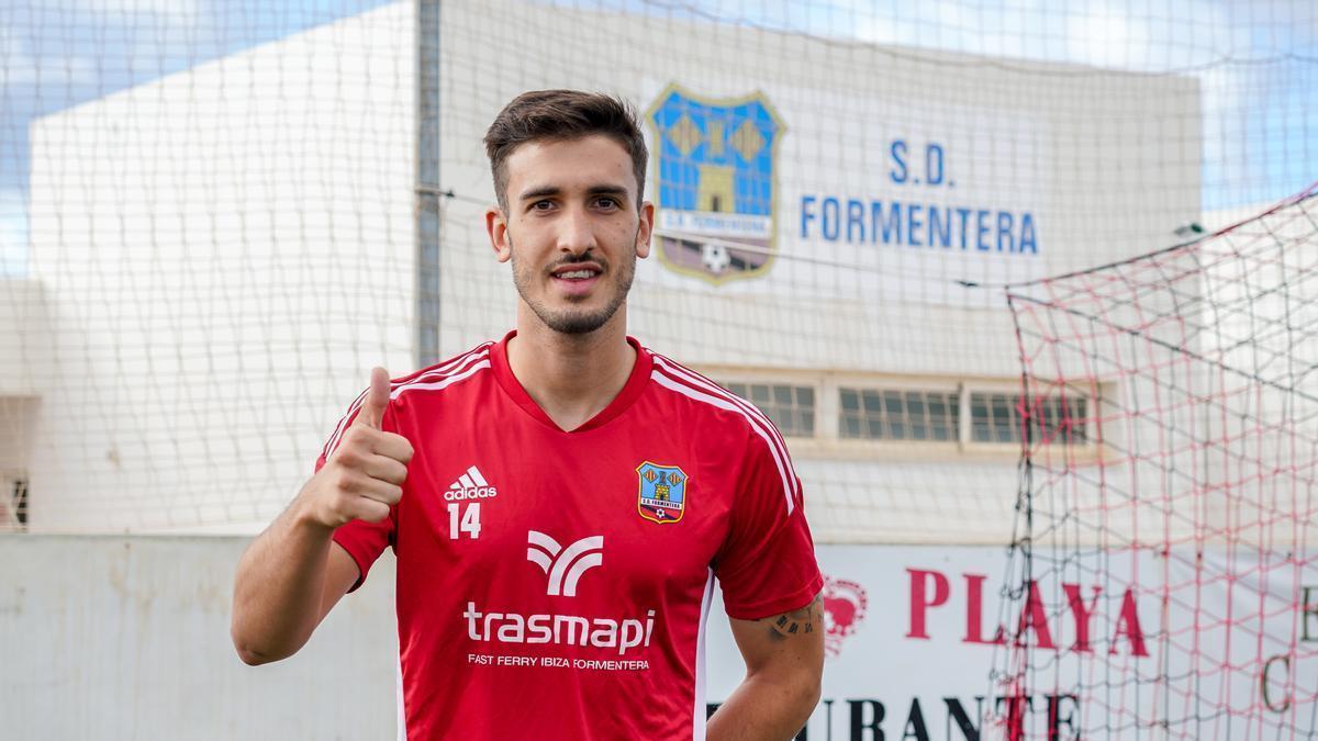 Facu Ballardo posa feliz con la camiseta de la SD Formentera.