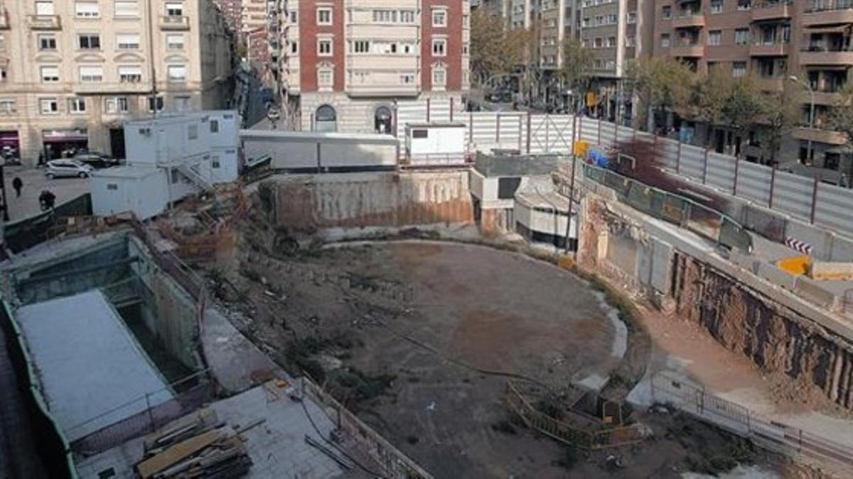 La plaza de Joaquim Folguera, ayer, con el inmenso agujero dejado por la frustrada estación de la L-9 de Putxet. A la derecha, la calle de Balmes. A la izquierda, el mercado de Sant Gervasi.