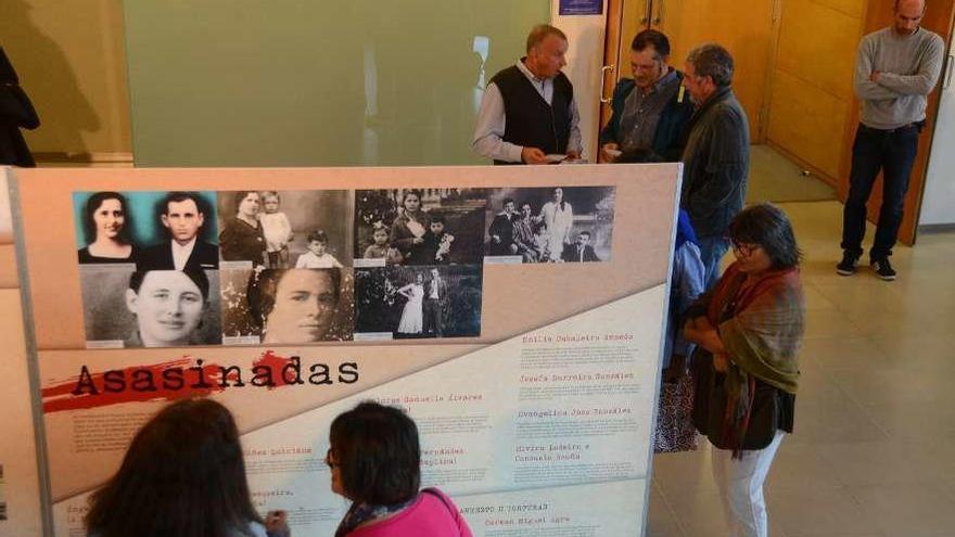 Público viendo ayer uno de los paneles de la exposición en el Auditorio de Cangas. //Gonzalo Núñez