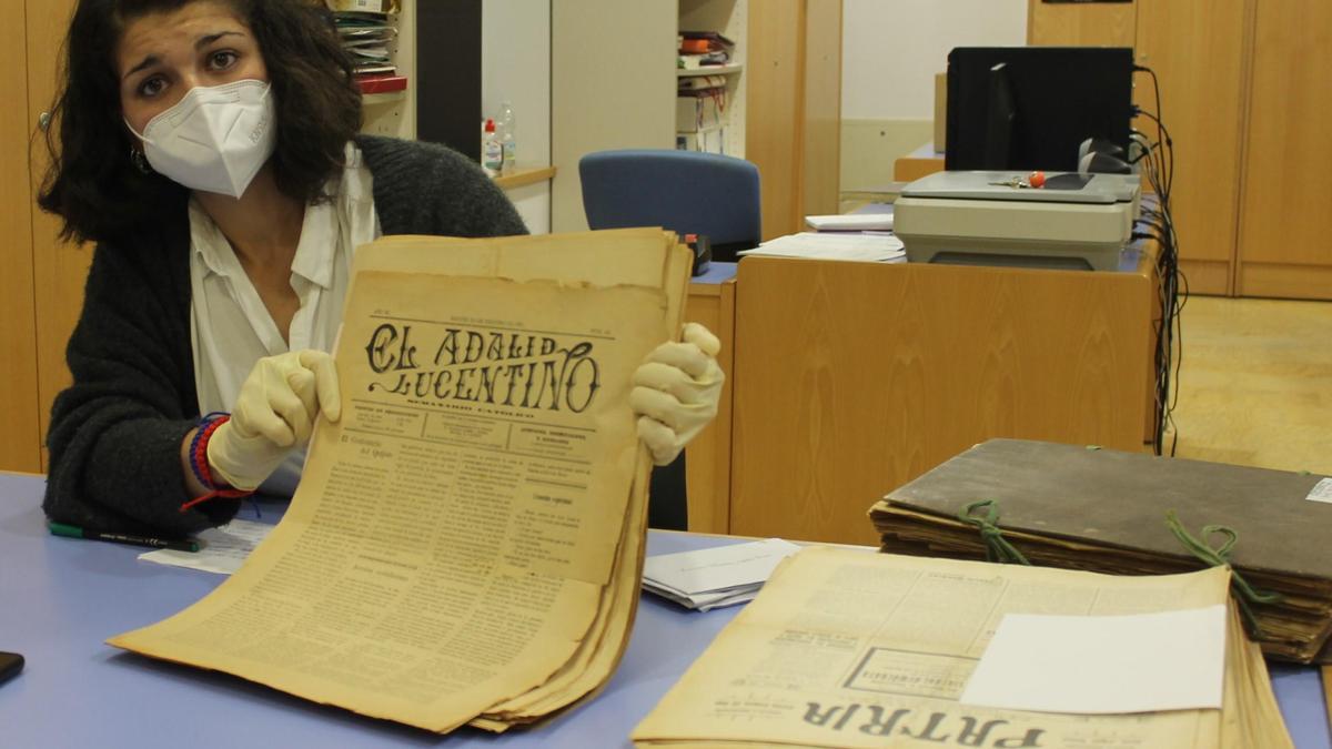 Mamen Beato muestra algunos originales que se expondrán en el museo dedicado a la imprenta.