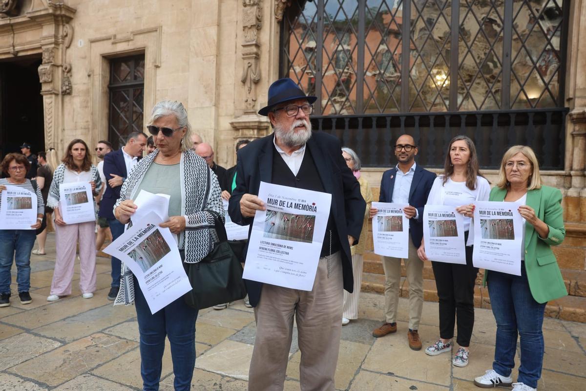Los portavoces del acto leyeron un manifiesto para recordar a las víctimas del franquismo en Baleares